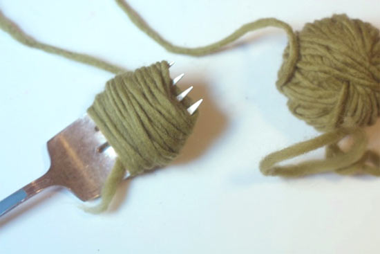 DIY_Easy_Peasy_Pom_Poms3