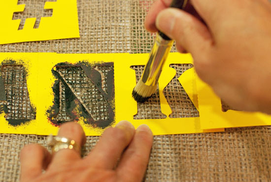 DIY_Printed_Burlap_Table_Runner4