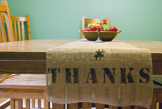 DIY_Printed_Burlap_Table_Runner_main