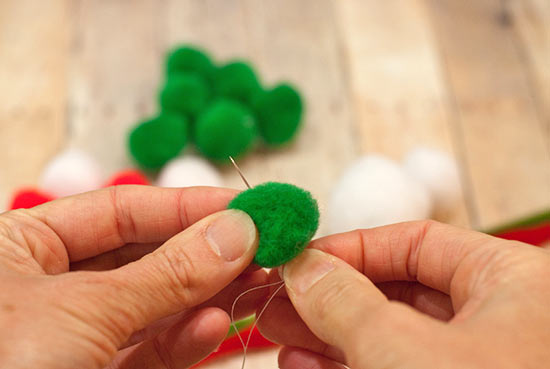 Easy_Pom_Pom_Ornaments2