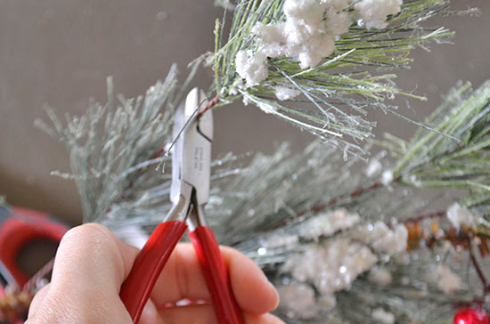 Pinecone_Kissing_Ball_Tutorial10