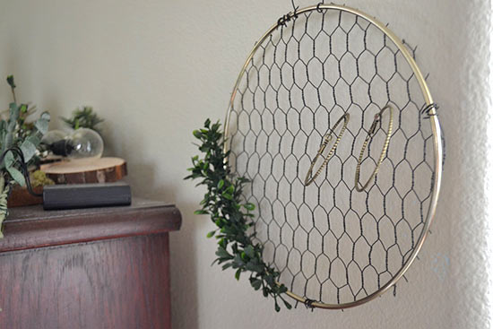 DIY_Chicken_Wire_Frame_Display