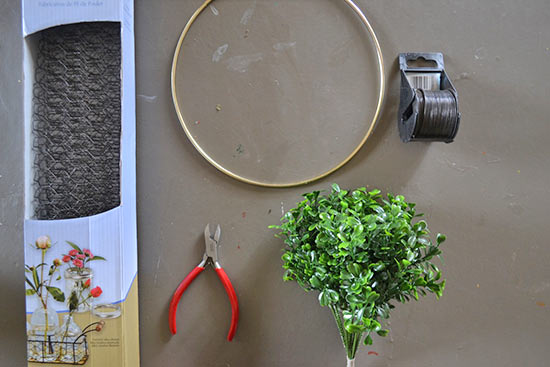 DIY_Chicken_Wire_Frame_Display2