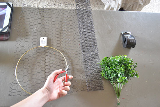DIY_Chicken_Wire_Frame_Display3