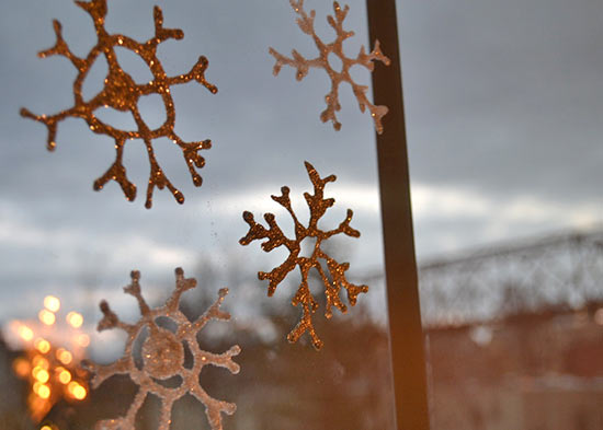 DIY_Snowflake_Window_Clings
