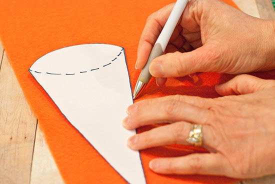DIY_Felt_Easter_Carrot_Treat_Holder3