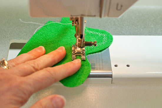 DIY_Felt_Easter_Carrot_Treat_Holder5