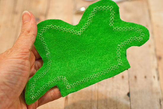 DIY_Felt_Easter_Carrot_Treat_Holder6