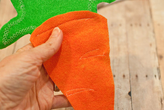 DIY_Felt_Easter_Carrot_Treat_Holder8
