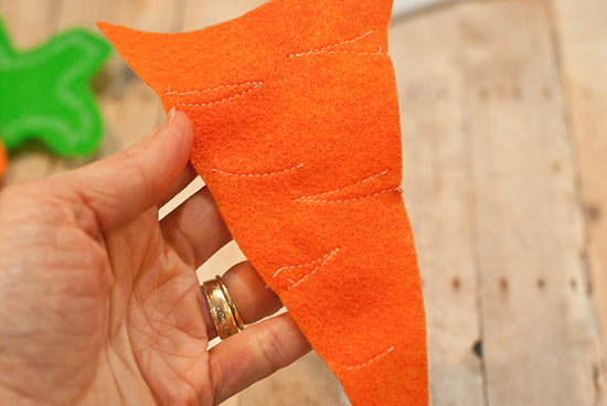DIY_Felt_Easter_Carrot_Treat_Holder9
