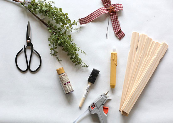 Paint_Stir_Stick_Christmas_Wreath1