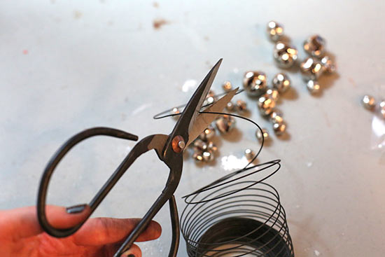 5_Minute_Jingle_Bell_Wreath_Tutorial3