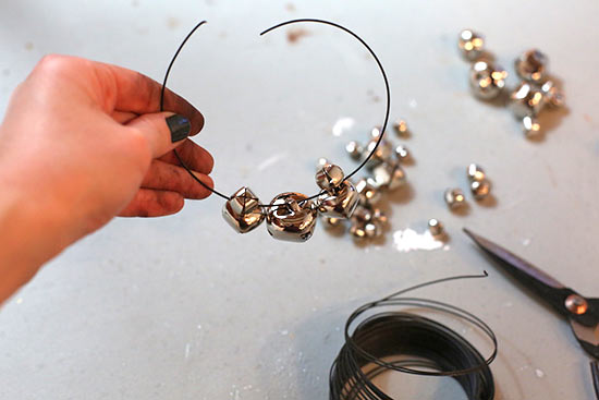 5_Minute_Jingle_Bell_Wreath_Tutorial4