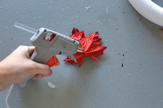 DIY_Autumn_Leaf_Wreath3