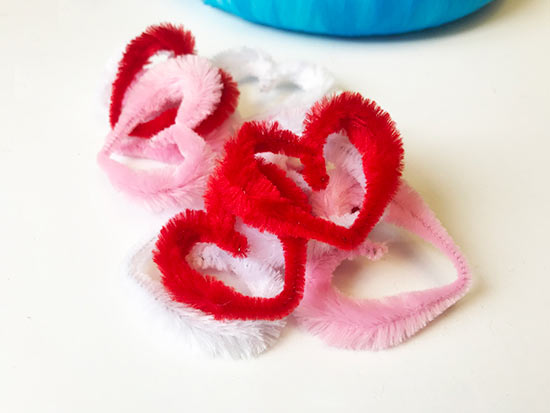 Easy_DIY_Valentines_Day_Wreath3